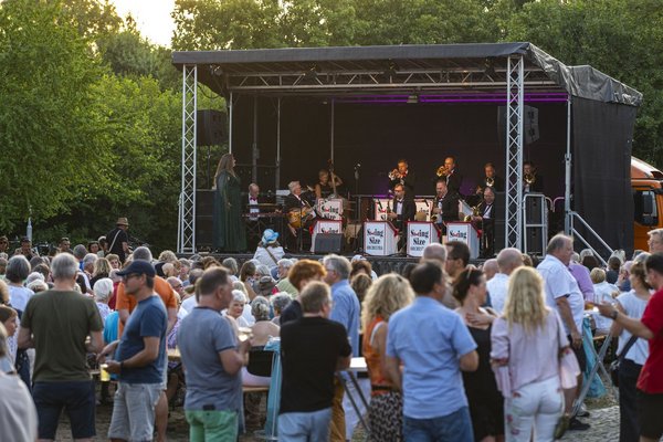 Auf der schwarzen Bühne spielt das SwingSize Orchestra