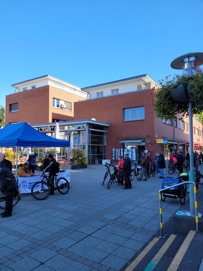 Bei strahlendem Sonnenschein nutzten am vergangenen Samstag zahlreiche Eschbornerinnen und Eschborn das kostenlose Angebot der Stadt und ließen das eigene Fahrrad auf dem Rathausplatz inspizieren und/oder codieren.