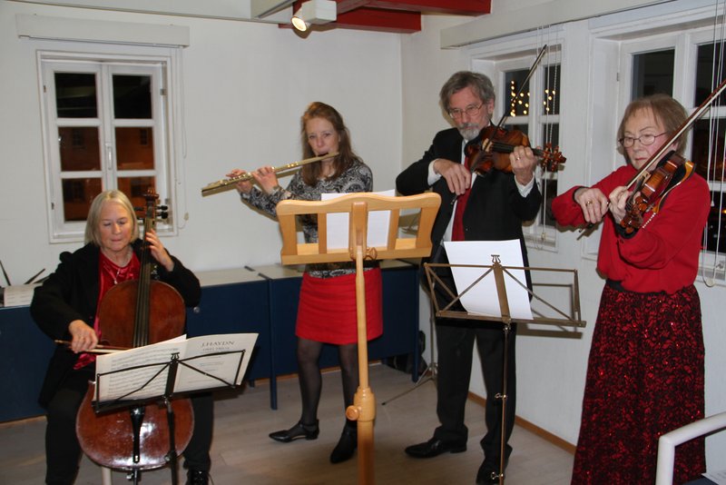 Drei Damen und ein Herr treten mit Cello, Querflöte, Bratsche und Violine auf.