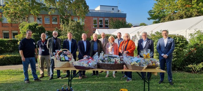 Die Stadtverordnetenvorsteherinnen und -vorsteher des Main-Taunus-Kreises überreichen den Mitarbeiterinnen und Mitarbeiterin des Impfzentrums Präsentkörbe als Dank für ihren Einsatz.