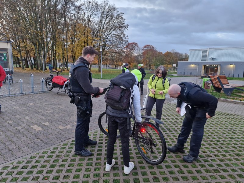 Polizei und Erste Stadträtin Bärbel Grade überprüfen das Fahrrad eines Schülers.