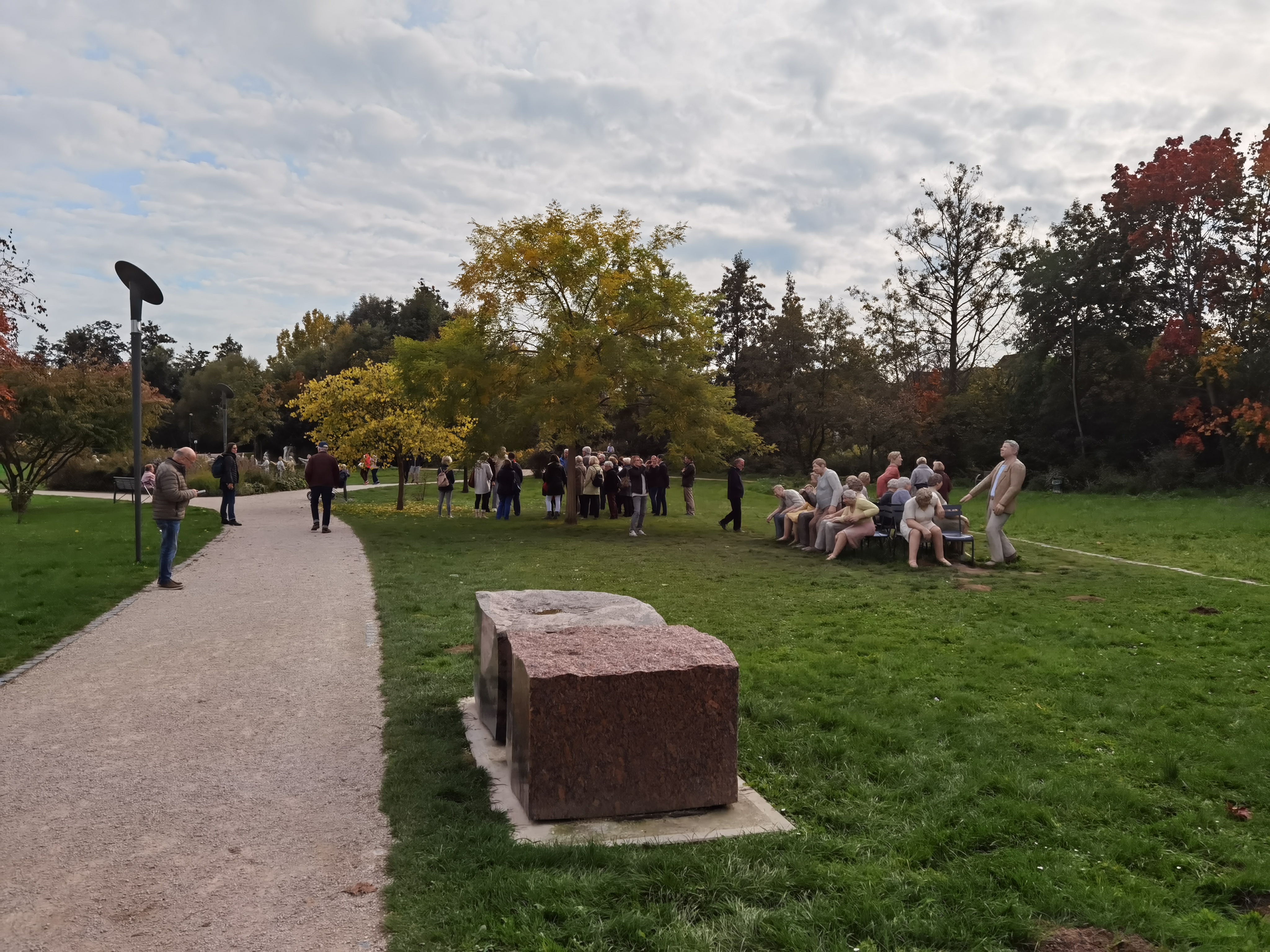 Zur Finissage der Sommerausstellung „Alltagsmenschen“ im Skulpturenpark Niederhöchstadt, fanden sich zahlreiche Besucherinnen und Besucher ein.