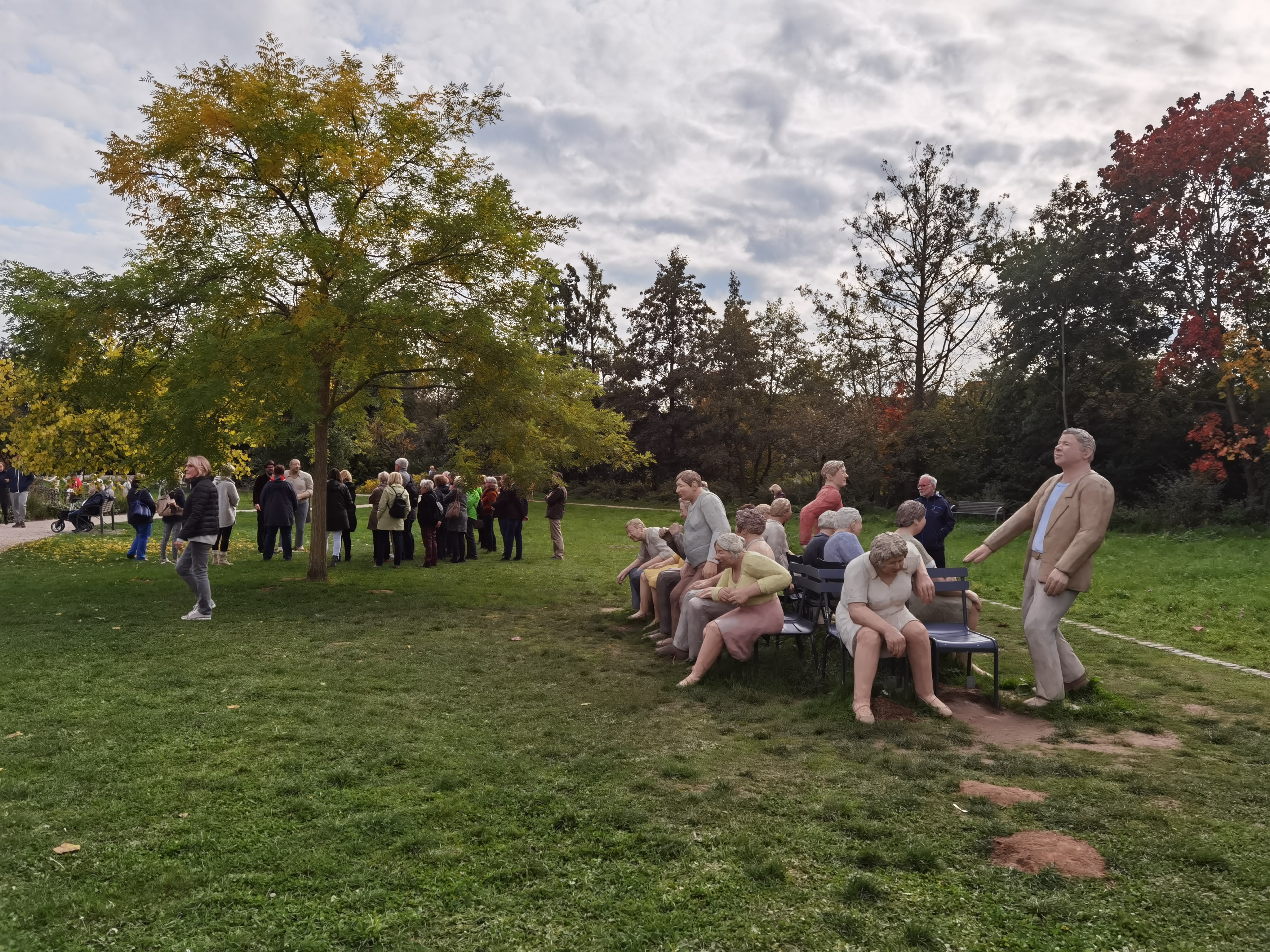 Zur Finissage der Sommerausstellung „Alltagsmenschen“ im Skulpturenpark Niederhöchstadt, fanden sich zahlreiche Besucherinnen und Besucher ein.