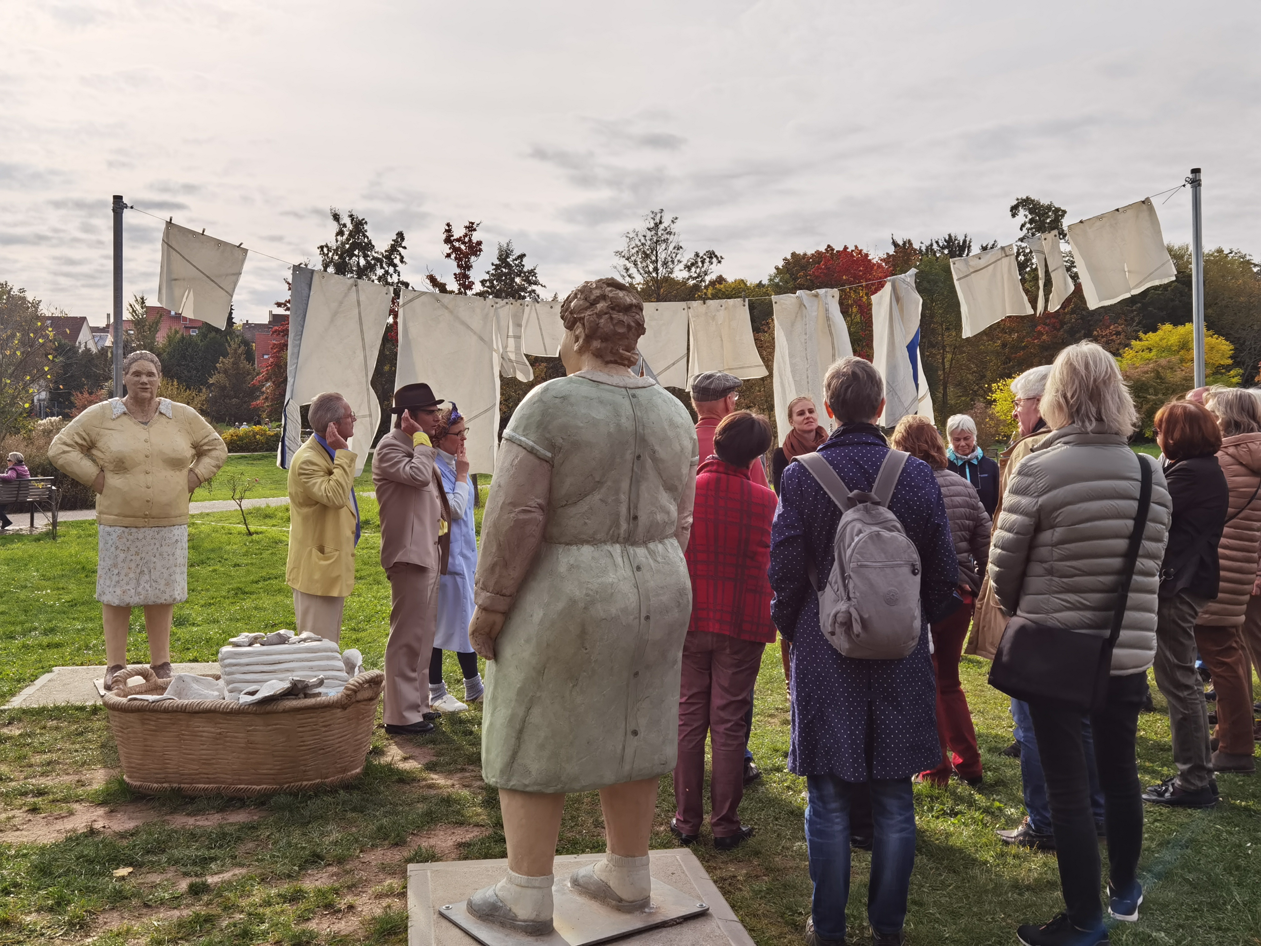 Zur Finissage der Sommerausstellung „Alltagsmenschen“ im Skulpturenpark Niederhöchstadt, fanden sich zahlreiche Besucherinnen und Besucher ein.