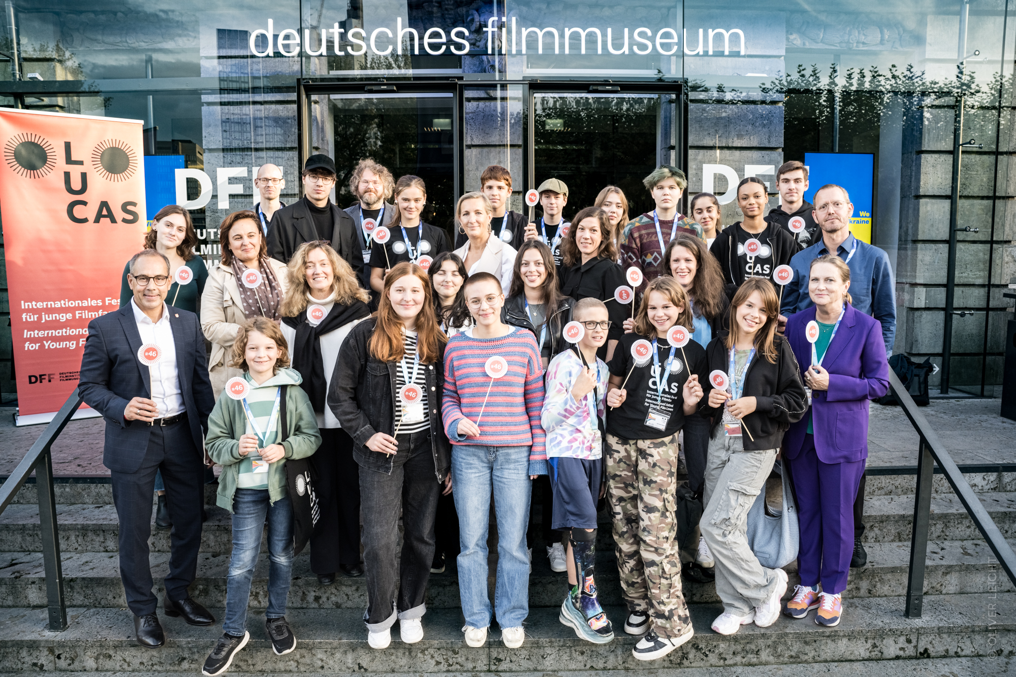 Jurymitglieder, das Veranstaltungsteam des Filmfestivals und Gäste posieren zum Gruppenfoto auf den Stufen vor dem DFF.