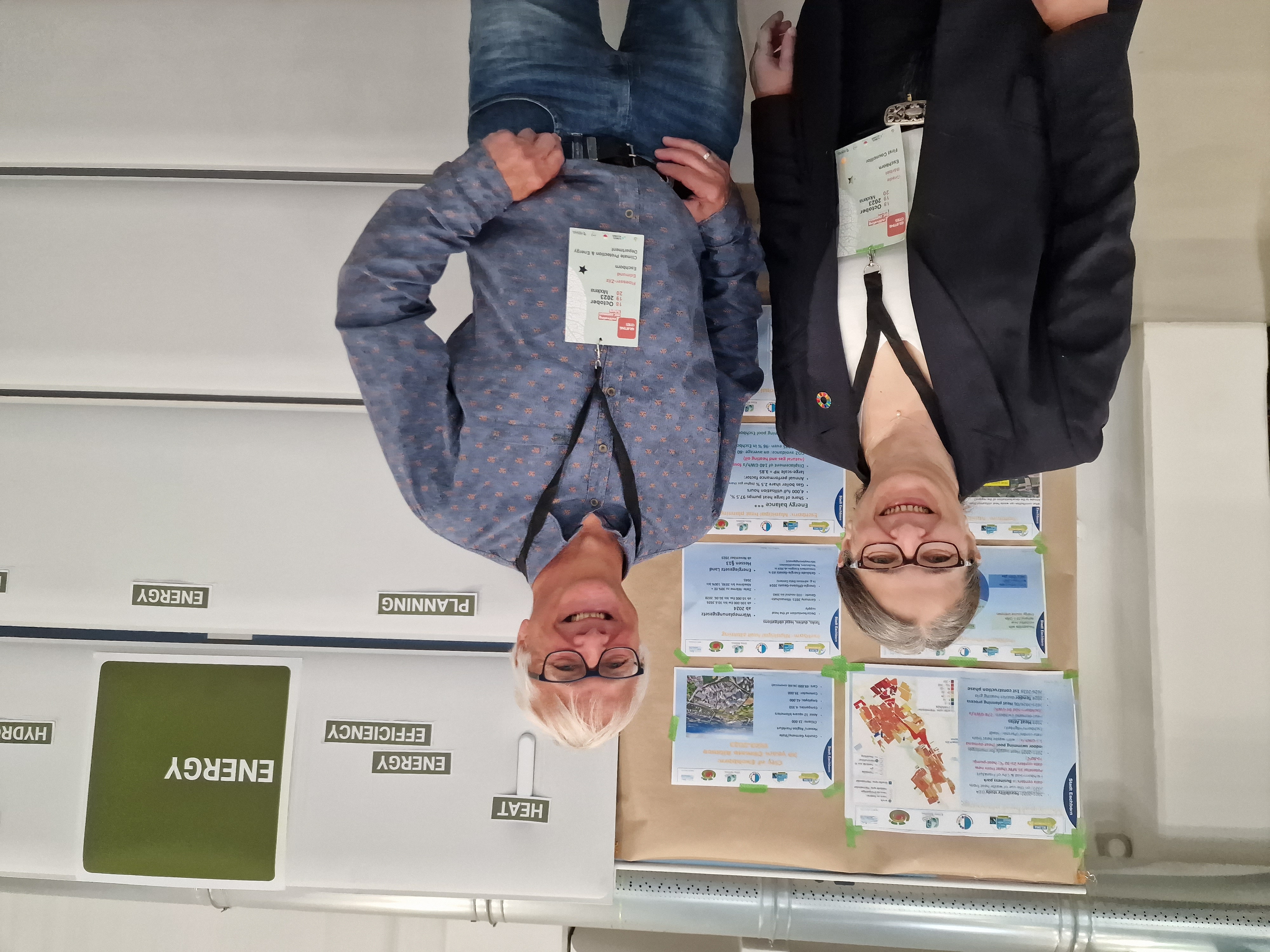 Erste Stadträtin Bärbel Grade und Edmund Flößer-Zilz vor den Plakaten zum Eschborner ABwärmeprojekt