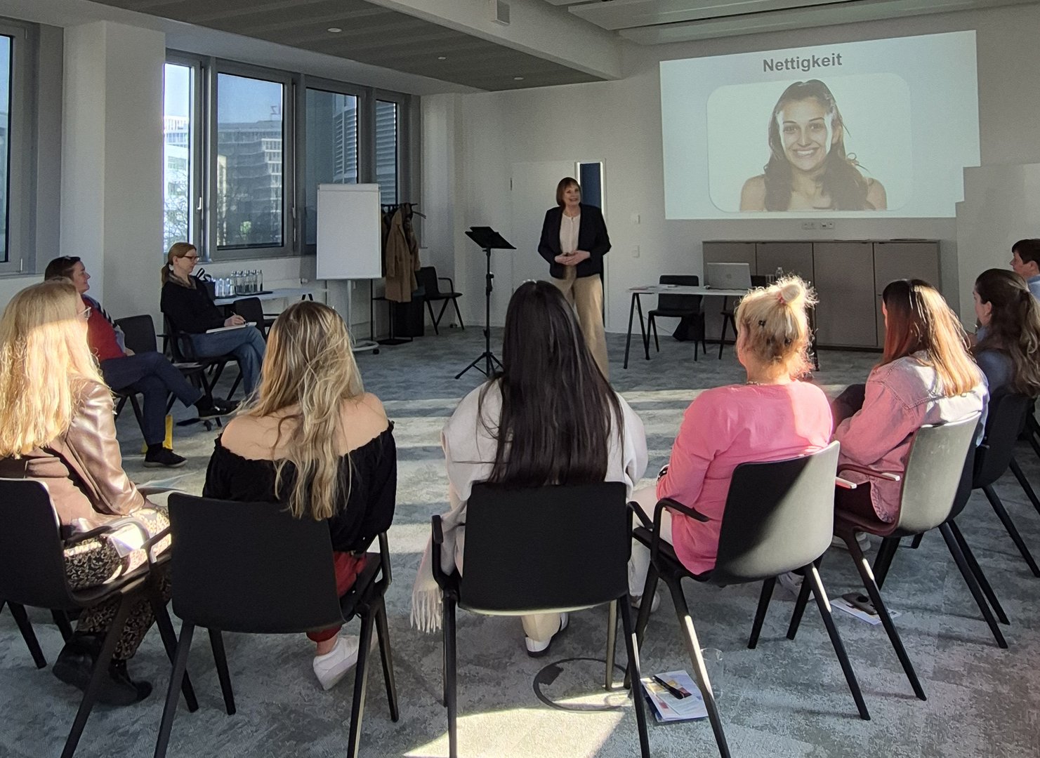 Ute Jannick hält einen Vortrag vor einer Gruppe Frauen