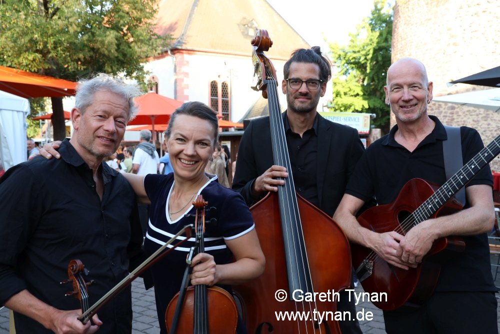 Die vier Mitglieder des Quartet Bohème mit ihren Streichinstrumenten.
