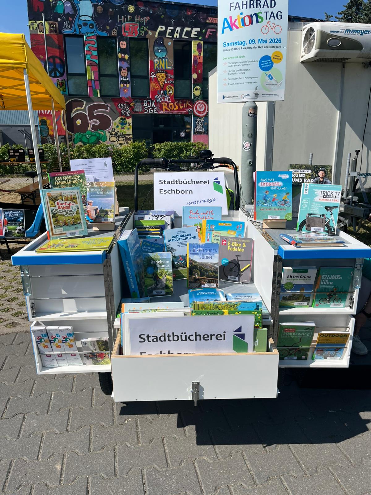 Das weiße Lastenfahrrad der Stadtbücherei