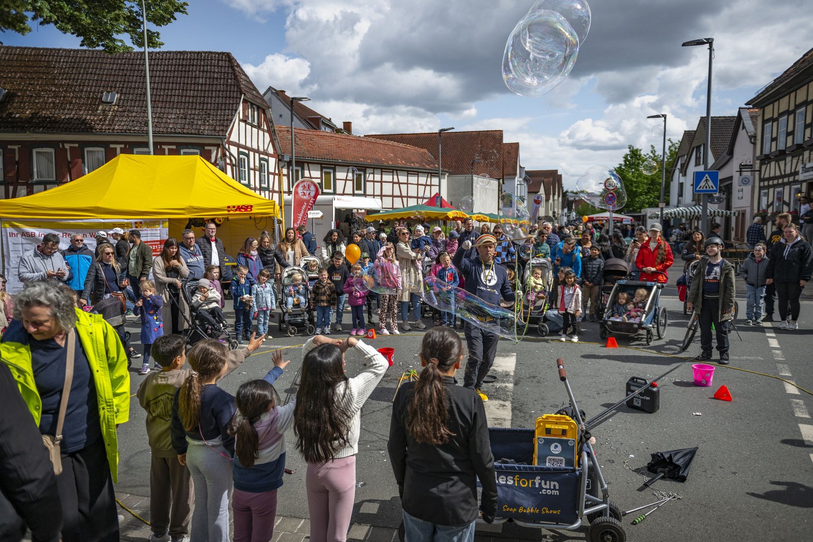 Viele Menschen schauen der Show von Bubbles for Fun auf der Kreuzung Unterortstraße/Hauptstraße zu.