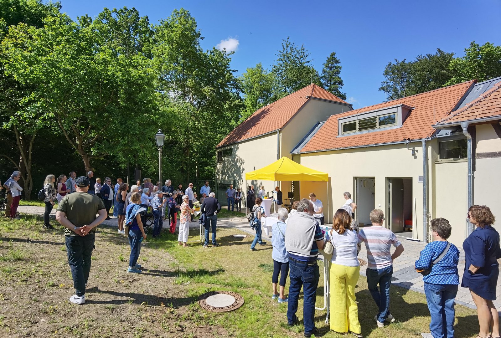 Menschen vor einem gelben Zelt an der ALten Mühle