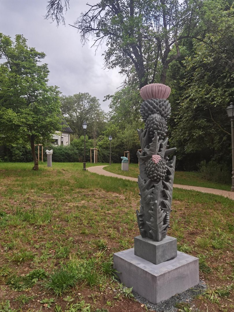 Skulptur einer Distel
