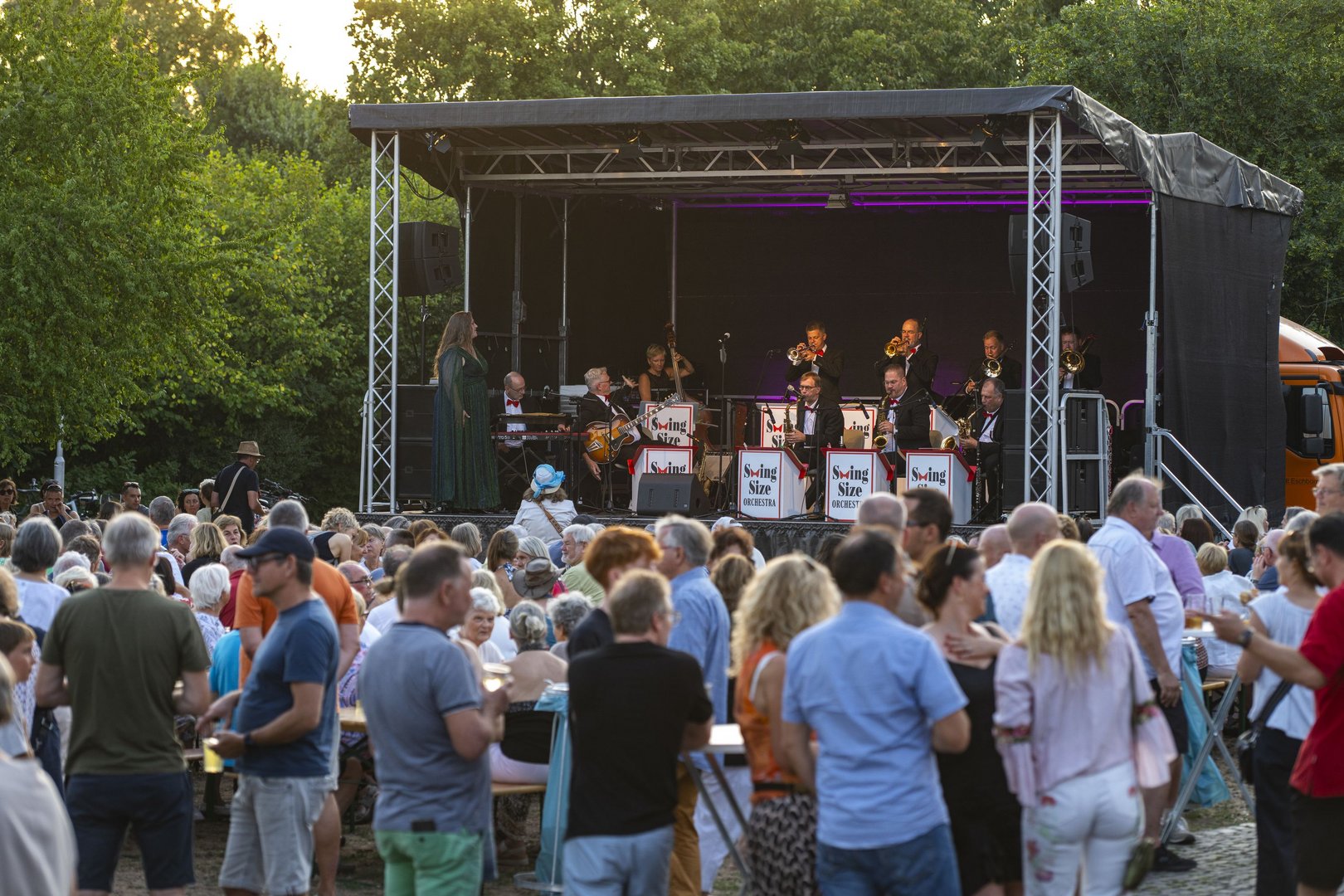 Auf der schwarzen Bühne spielt das SwingSize Orchestra