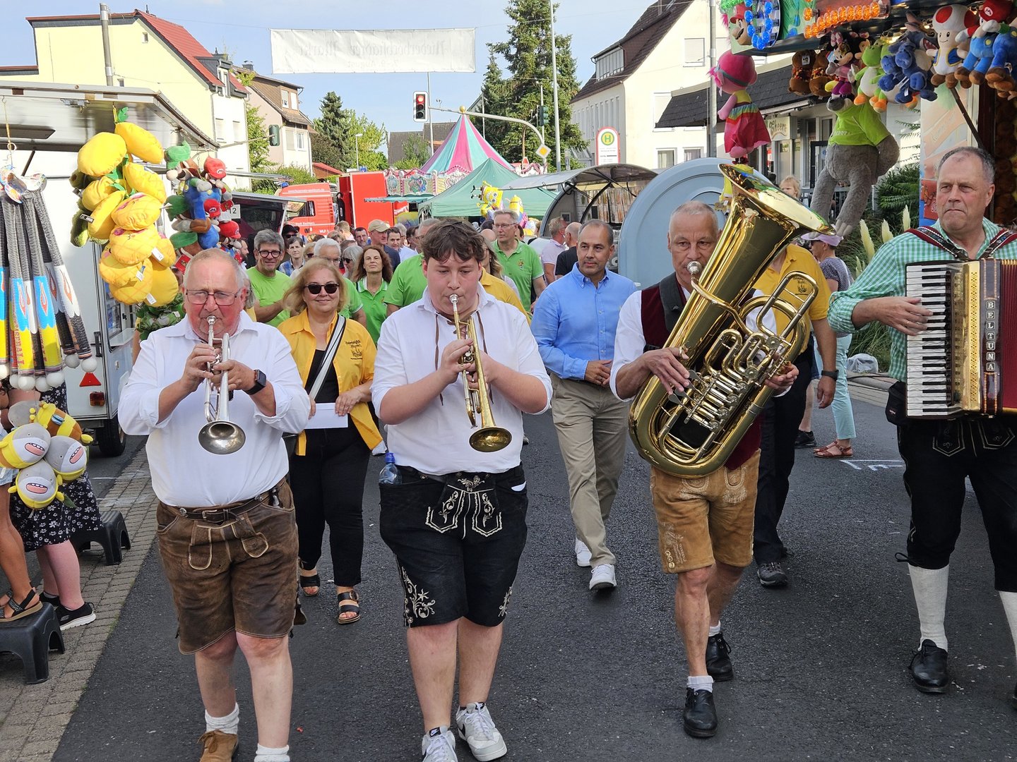 Marsch über den Markt mit Blaskapelle